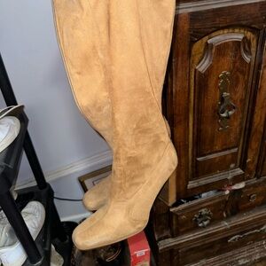 i’m selling these boots i got last year i’ve only tried them on